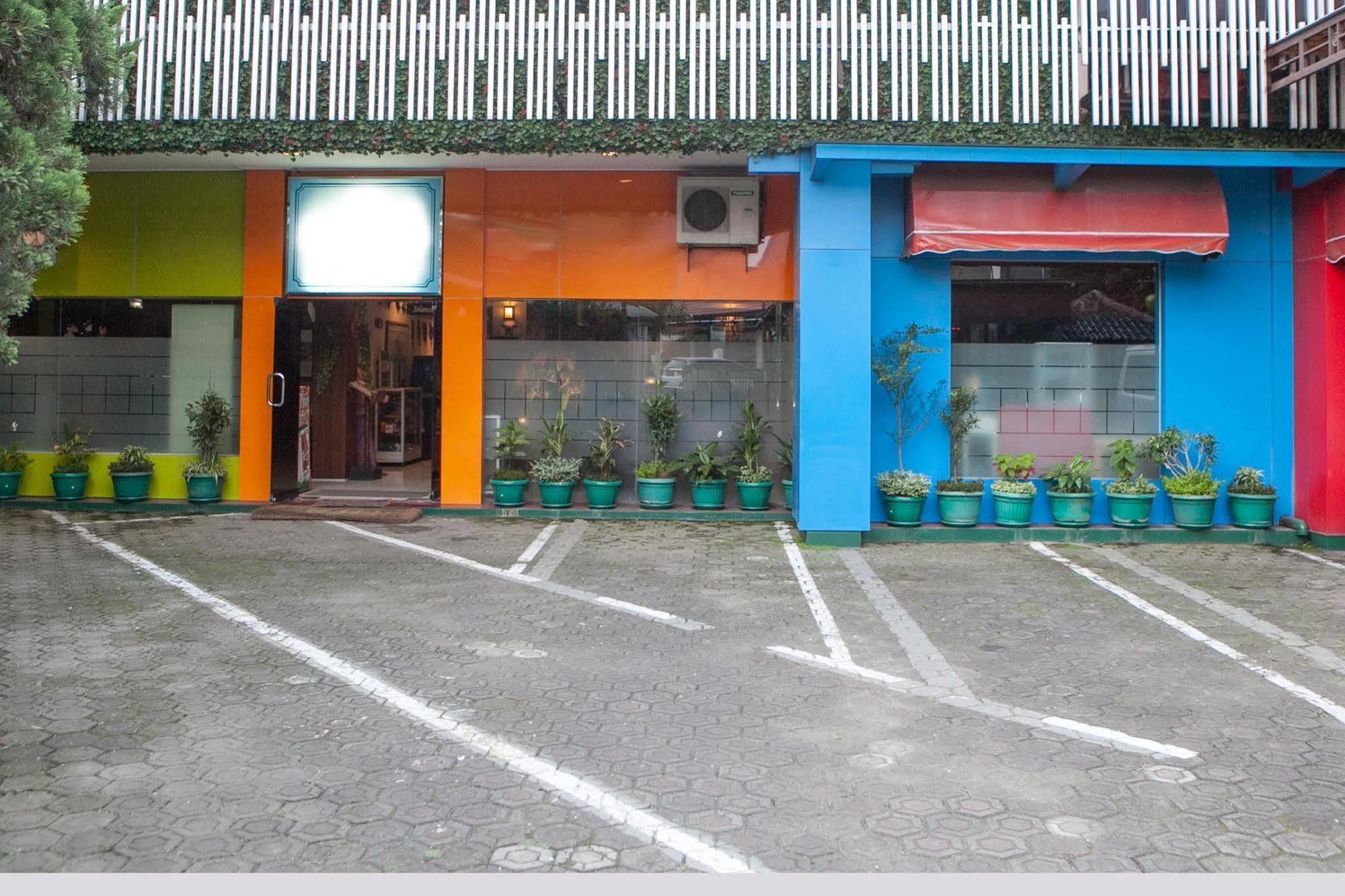 בנדונג Reddoorz Plus Near Riau Street מראה חיצוני תמונה