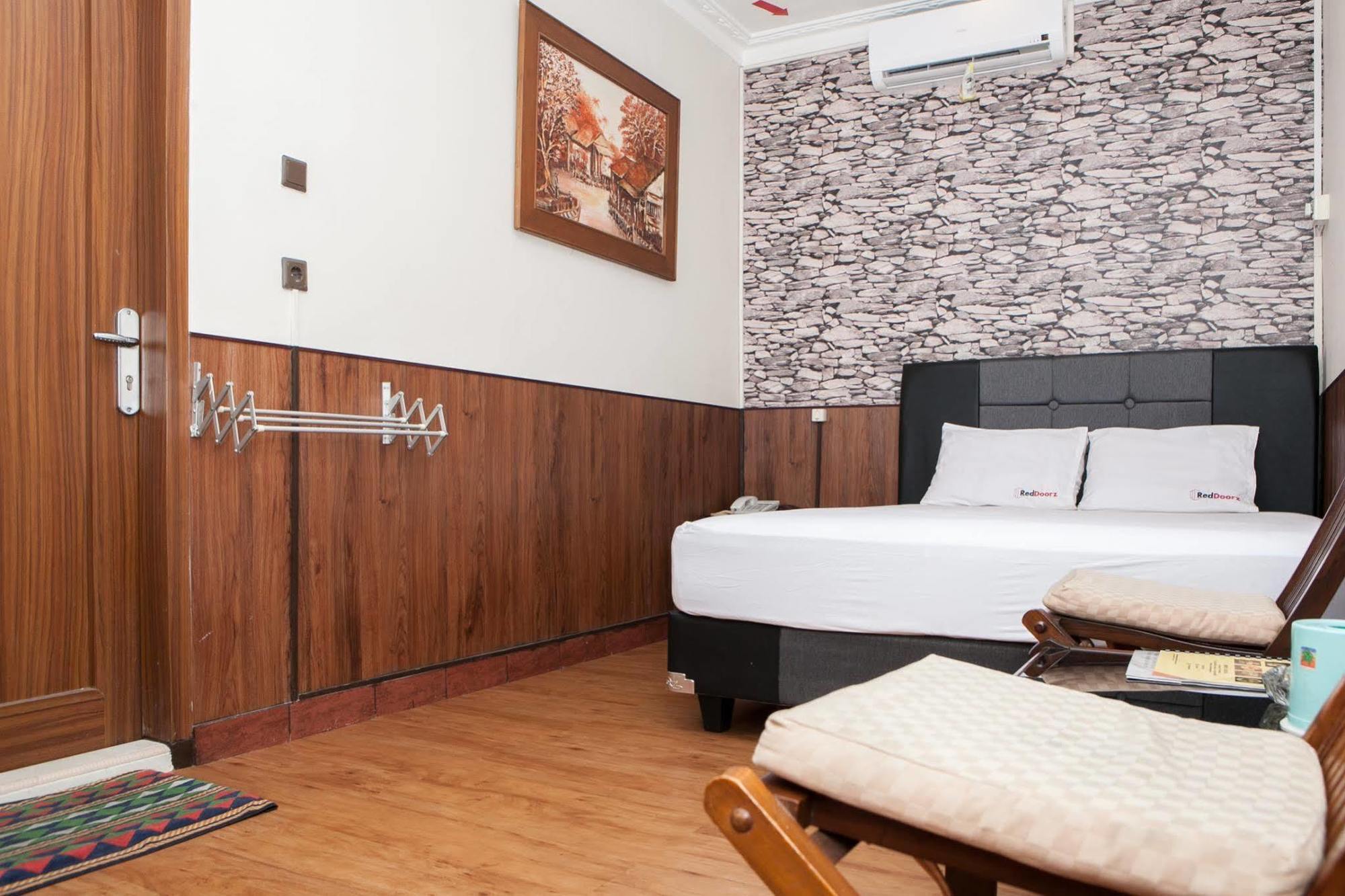 בנדונג Reddoorz Plus Near Riau Street מראה חיצוני תמונה