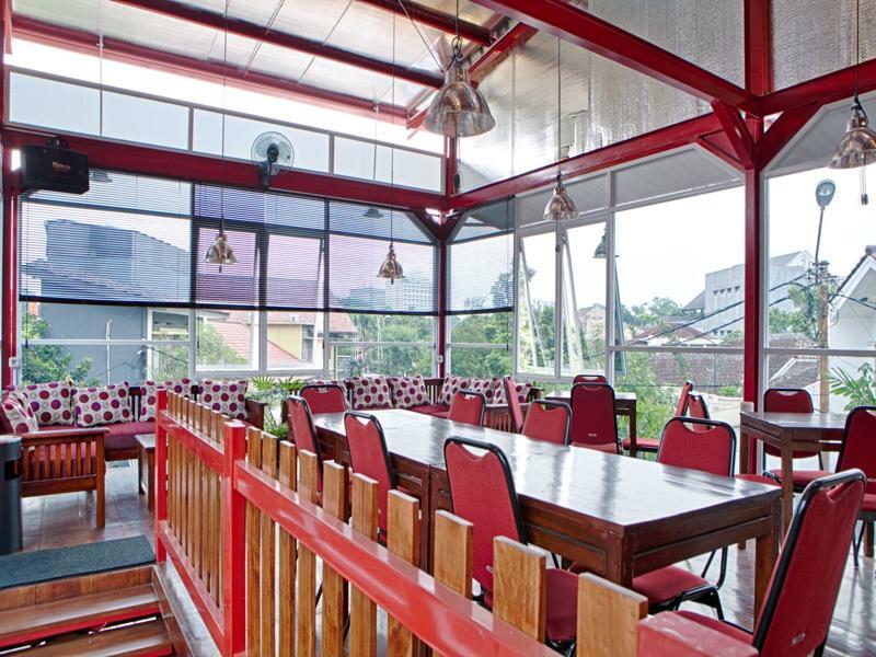 בנדונג Reddoorz Plus Near Riau Street מראה חיצוני תמונה
