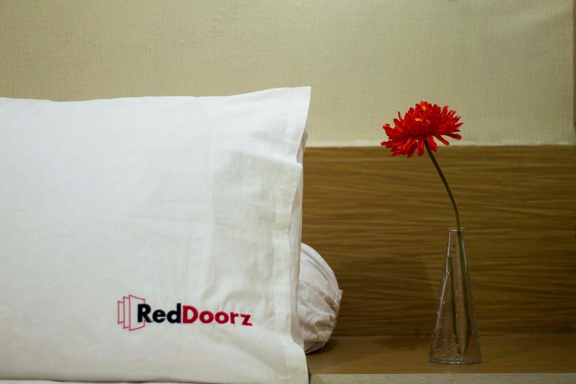 בנדונג Reddoorz Plus Near Riau Street מראה חיצוני תמונה